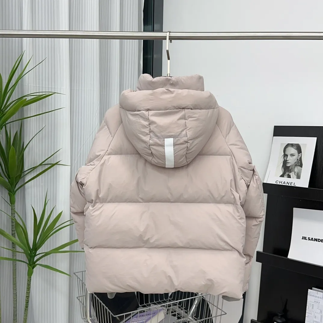 P760 [Soft Light Powder] Style number: Y109 𝘾𝘼𝙉𝘼𝘿𝘼 𝙂𝙊𝙊𝙎𝙀/Canada Goose 2602LB1 Capsule Series Macaron Parka Size: XS S M Down: National standard 80% white duck down, light weight and strong warmth retention. Fabric: Made of soft EnduraLuxe fabric imported from DuPont, CORDURA, USA, which enhances the durability of easy-to-wear parts, is lightweight and durable; the liner is made of 400T anti-velvet gallbladder, which is comfortable, soft and non-velvet.